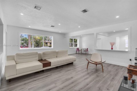 House in North Miami, Florida 4 bedrooms, 151.52 sq.m. № 2275990 - photo 30