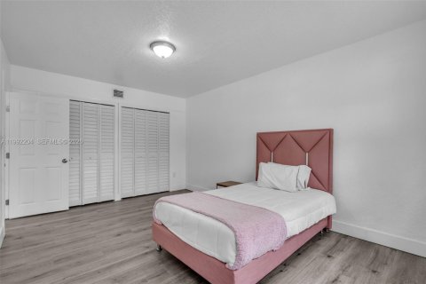 House in North Miami, Florida 4 bedrooms, 151.52 sq.m. № 2275990 - photo 15