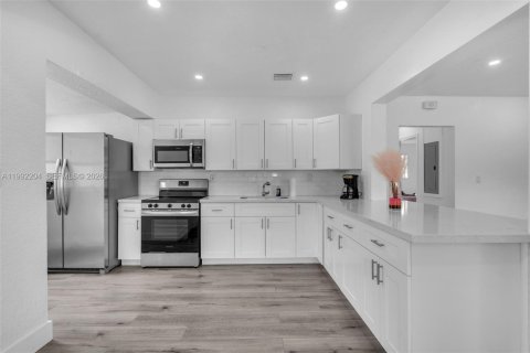 House in North Miami, Florida 4 bedrooms, 151.52 sq.m. № 2275990 - photo 3