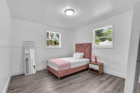 House in North Miami, Florida 4 bedrooms, 151.52 sq.m. № 2275990 - photo 16