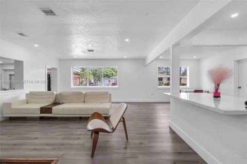 House in North Miami, Florida 4 bedrooms, 151.52 sq.m. № 2275990 - photo 6