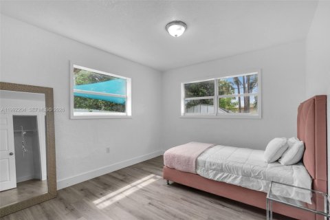 House in North Miami, Florida 4 bedrooms, 151.52 sq.m. № 2275990 - photo 7