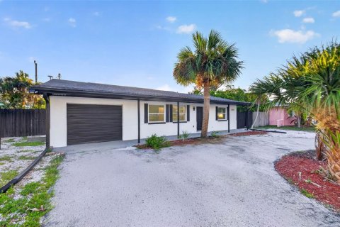 Casa en alquiler en Saint Petersburg, Florida, 3 dormitorios, 117.8 m2 № 2151641 - foto 2