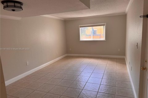 Снять в аренду квартиру в Майами, Флорида 2 спальни, 95.69м2, № 1967648 - фото 2