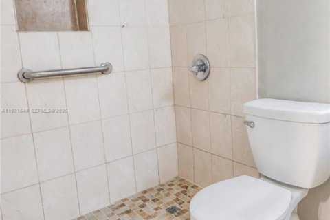 Copropriété à louer à Miami, Floride: 2 chambres, 97.55 m2 № 2032332 - photo 13