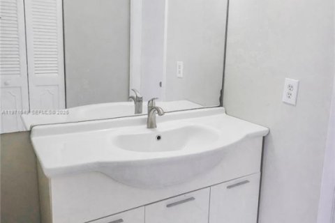 Copropriété à louer à Miami, Floride: 2 chambres, 97.55 m2 № 2032332 - photo 5