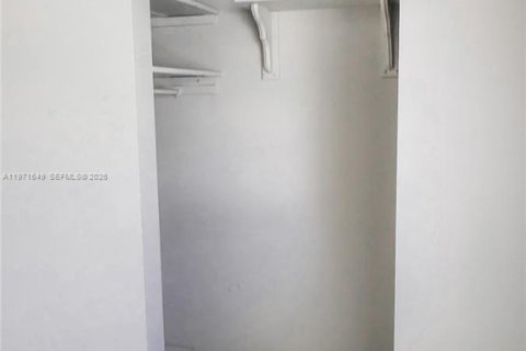 Copropriété à louer à Miami, Floride: 2 chambres, 97.55 m2 № 2032332 - photo 9