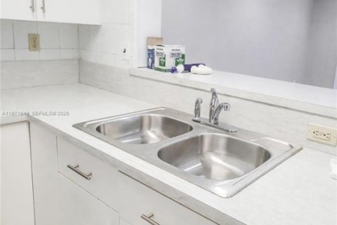 Copropriété à louer à Miami, Floride: 2 chambres, 97.55 m2 № 2032332 - photo 12