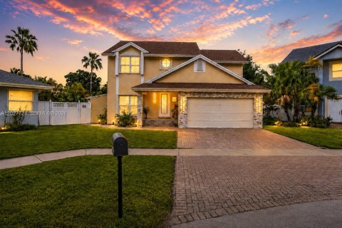 House in Pembroke Pines, Florida 4 bedrooms, 196.4 sq.m. № 2083104