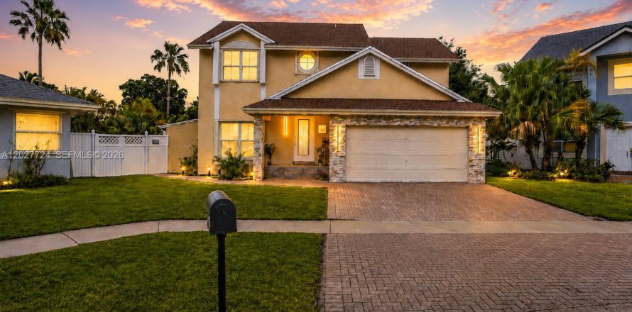 House in Pembroke Pines, Florida 4 bedrooms, 196.4 sq.m. № 2083104
