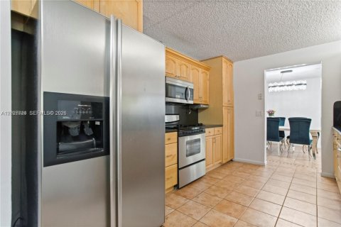 House in Pembroke Pines, Florida 4 bedrooms, 196.4 sq.m. № 2083104 - photo 5