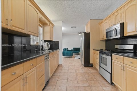 House in Pembroke Pines, Florida 4 bedrooms, 196.4 sq.m. № 2083104 - photo 3