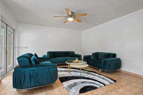 House in Pembroke Pines, Florida 4 bedrooms, 196.4 sq.m. № 2083104 - photo 18