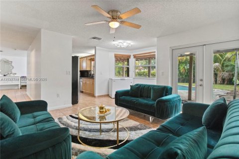 House in Pembroke Pines, Florida 4 bedrooms, 196.4 sq.m. № 2083104 - photo 17