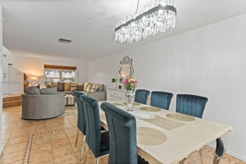 House in Pembroke Pines, Florida 4 bedrooms, 196.4 sq.m. № 2083104 - photo 14