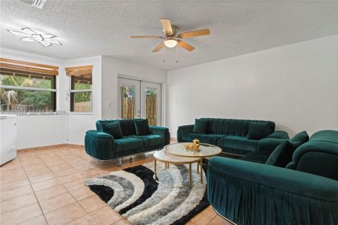 House in Pembroke Pines, Florida 4 bedrooms, 196.4 sq.m. № 2083104 - photo 16