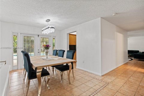 House in Pembroke Pines, Florida 4 bedrooms, 196.4 sq.m. № 2083104 - photo 13