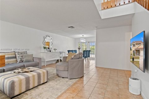 House in Pembroke Pines, Florida 4 bedrooms, 196.4 sq.m. № 2083104 - photo 8