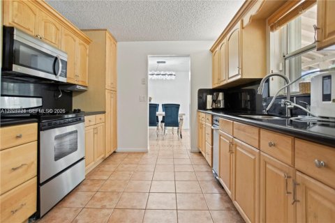 House in Pembroke Pines, Florida 4 bedrooms, 196.4 sq.m. № 2083104 - photo 4