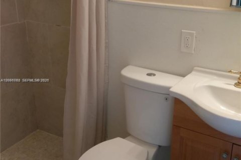 House in Hollywood, Florida 2 bedrooms, 83.61 sq.m. № 2392058 - photo 6