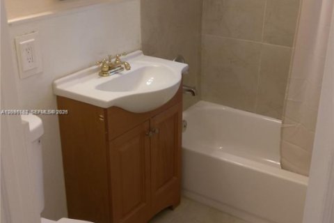 House in Hollywood, Florida 2 bedrooms, 83.61 sq.m. № 2392058 - photo 8