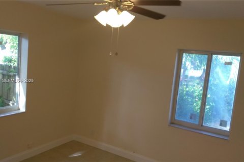House in Hollywood, Florida 2 bedrooms, 83.61 sq.m. № 2392058 - photo 3