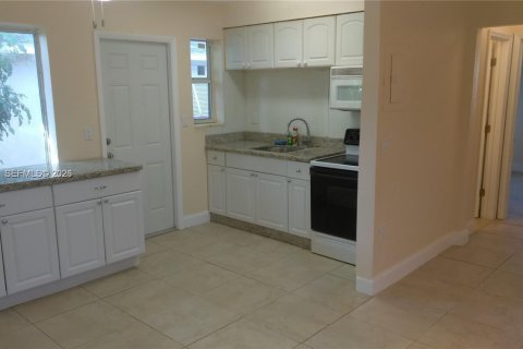 House in Hollywood, Florida 2 bedrooms, 83.61 sq.m. № 2392058