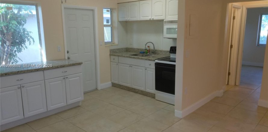 House in Hollywood, Florida 2 bedrooms, 83.61 sq.m. № 2392058