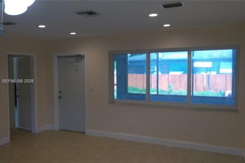 House in Hollywood, Florida 2 bedrooms, 83.61 sq.m. № 2392058 - photo 2