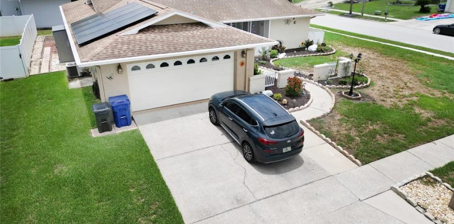 House in New Port Richey, Florida 3 bedrooms, 153.1 sq.m. № 1791588