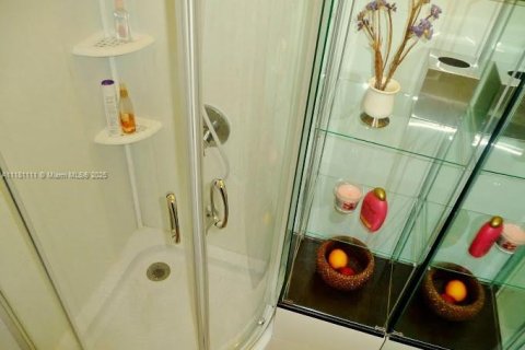 Condominio en alquiler en Miami Beach, Florida, 1 dormitorio, 81.75 m2 № 1957472 - foto 18