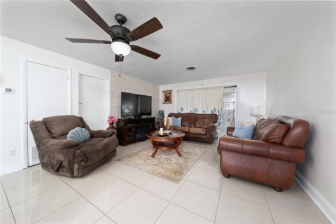 House in Orlando, Florida 4 bedrooms, 178.74 sq.m. № 1804022 - photo 13