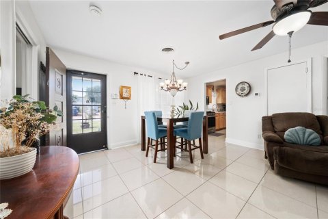 House in Orlando, Florida 4 bedrooms, 178.74 sq.m. № 1804022 - photo 15