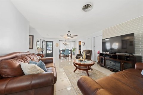 House in Orlando, Florida 4 bedrooms, 178.74 sq.m. № 1804022 - photo 12