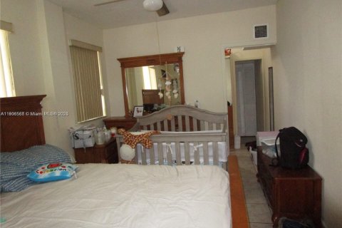 House in North Miami, Florida 4 bedrooms, 134.34 sq.m. № 1963405 - photo 12