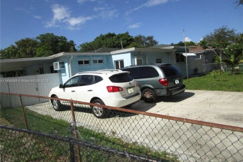 House in North Miami, Florida 4 bedrooms, 134.34 sq.m. № 1963405 - photo 3