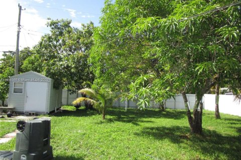 House in North Miami, Florida 4 bedrooms, 134.34 sq.m. № 1963405 - photo 5