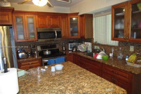 House in North Miami, Florida 4 bedrooms, 134.34 sq.m. № 1963405 - photo 7
