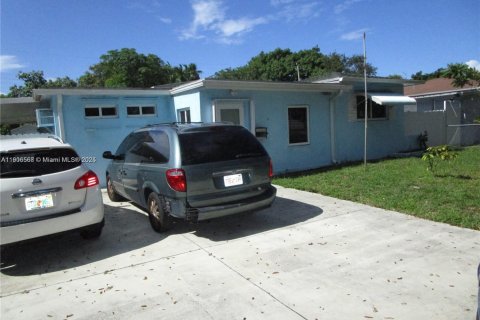 House in North Miami, Florida 4 bedrooms, 134.34 sq.m. № 1963405 - photo 2