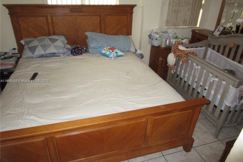 House in North Miami, Florida 4 bedrooms, 134.34 sq.m. № 1963405 - photo 11