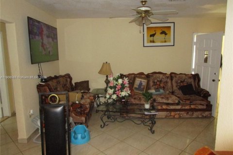 House in North Miami, Florida 4 bedrooms, 134.34 sq.m. № 1963405 - photo 10