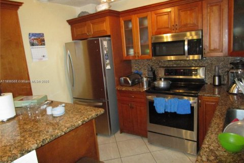 House in North Miami, Florida 4 bedrooms, 134.34 sq.m. № 1963405 - photo 6