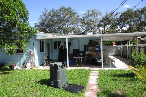 House in North Miami, Florida 4 bedrooms, 134.34 sq.m. № 1963405 - photo 4