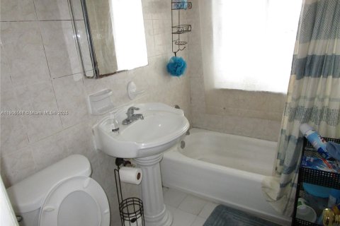 House in North Miami, Florida 4 bedrooms, 134.34 sq.m. № 1963405 - photo 8