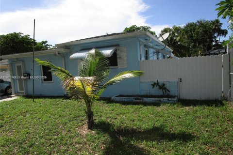 House in North Miami, Florida 4 bedrooms, 134.34 sq.m. № 1963405 - photo 1