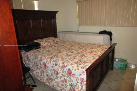 House in North Miami, Florida 4 bedrooms, 134.34 sq.m. № 1963405 - photo 16