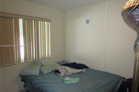 House in North Miami, Florida 4 bedrooms, 134.34 sq.m. № 1963405 - photo 14