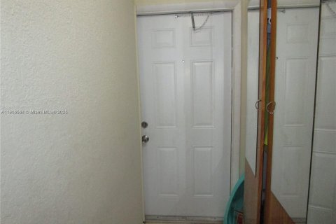 House in North Miami, Florida 4 bedrooms, 134.34 sq.m. № 1963405 - photo 13