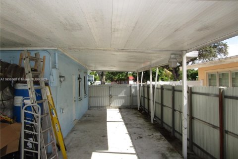 House in North Miami, Florida 4 bedrooms, 134.34 sq.m. № 1963405 - photo 15