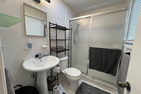 Снять в аренду виллу или дом в Холливуд, Флорида 2 спальни, 90.58м2, № 1947579 - фото 21